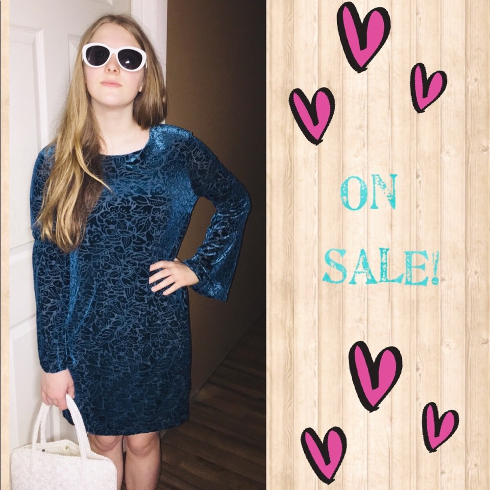 *SALE* Velvet  Bell-sleeve party dress